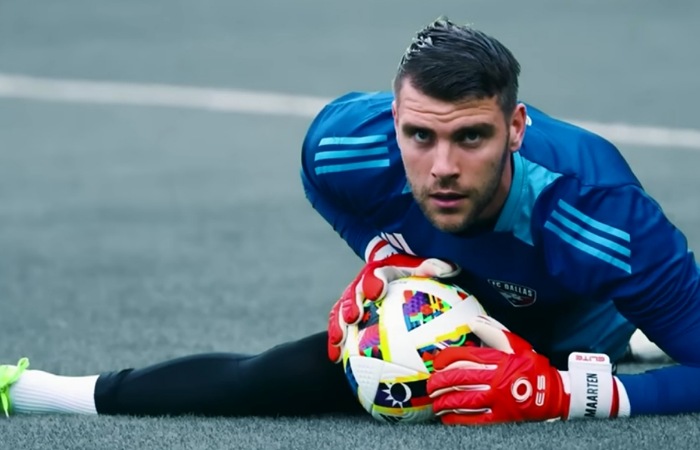 Maarten Paes gabung Persib Bandung dikabarkan tinggal selangkah lagi. Kiper timnas Indonesia ini berpotensi pecahkan rekor transfer Liga Indonesia.
