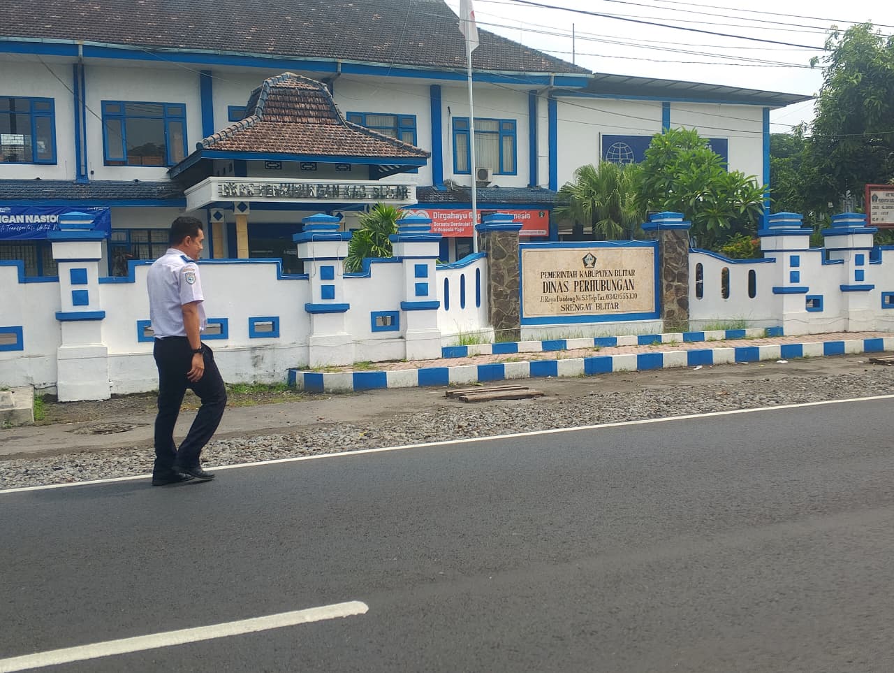 SUMBANG PAD: Suasana aktivitas di depan kantor Dishub Kabupaten Blitar di Kelurahan Dandong, Kecamatan Srengat.