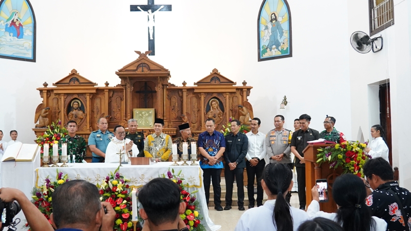 KHIDMAT: Wali Kota Blitar, Mas Ibin dan jajaran forkopimda saat meninjau ibadah misa Natal di salah satu gereja Katolik, Rabu (24/12/2025).