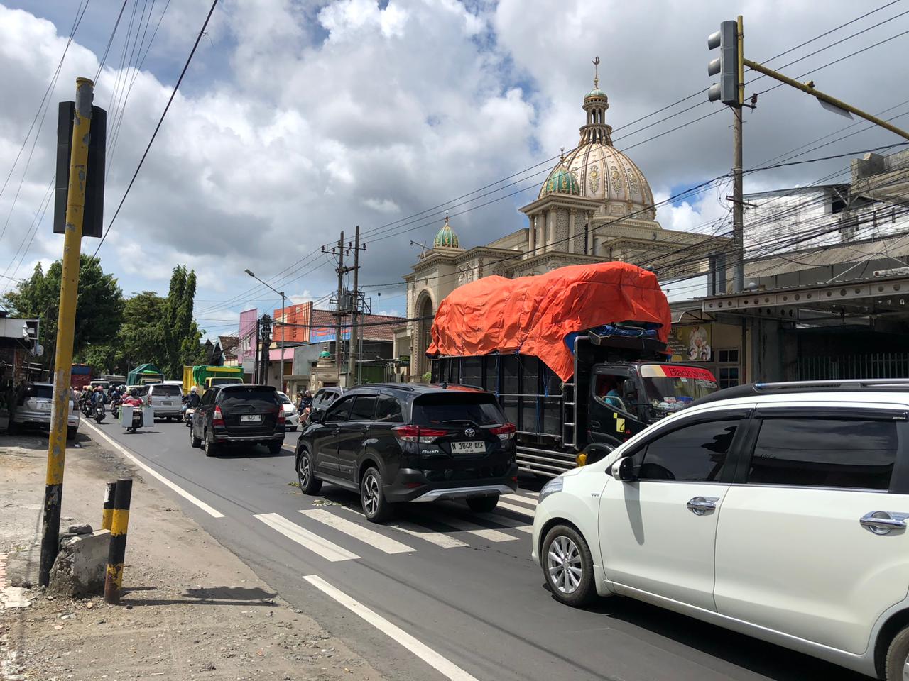 PADAT MERAYAP: Dinas PUPR Kota Blitar memastikan ruas jalan di kota dalam kondisi aman selama masa libur panjang Natal dan Tahun baru.