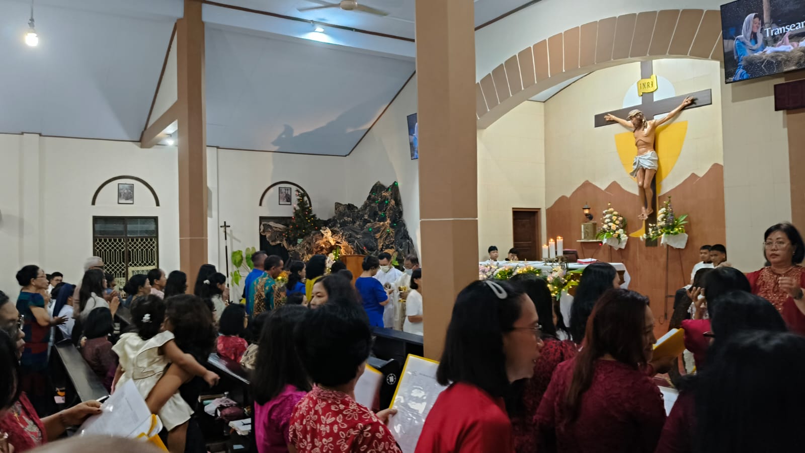 KONDUSIF: Perayaan Natal pada gereja di Kecamatan Wonodadi berlangsung lancar.