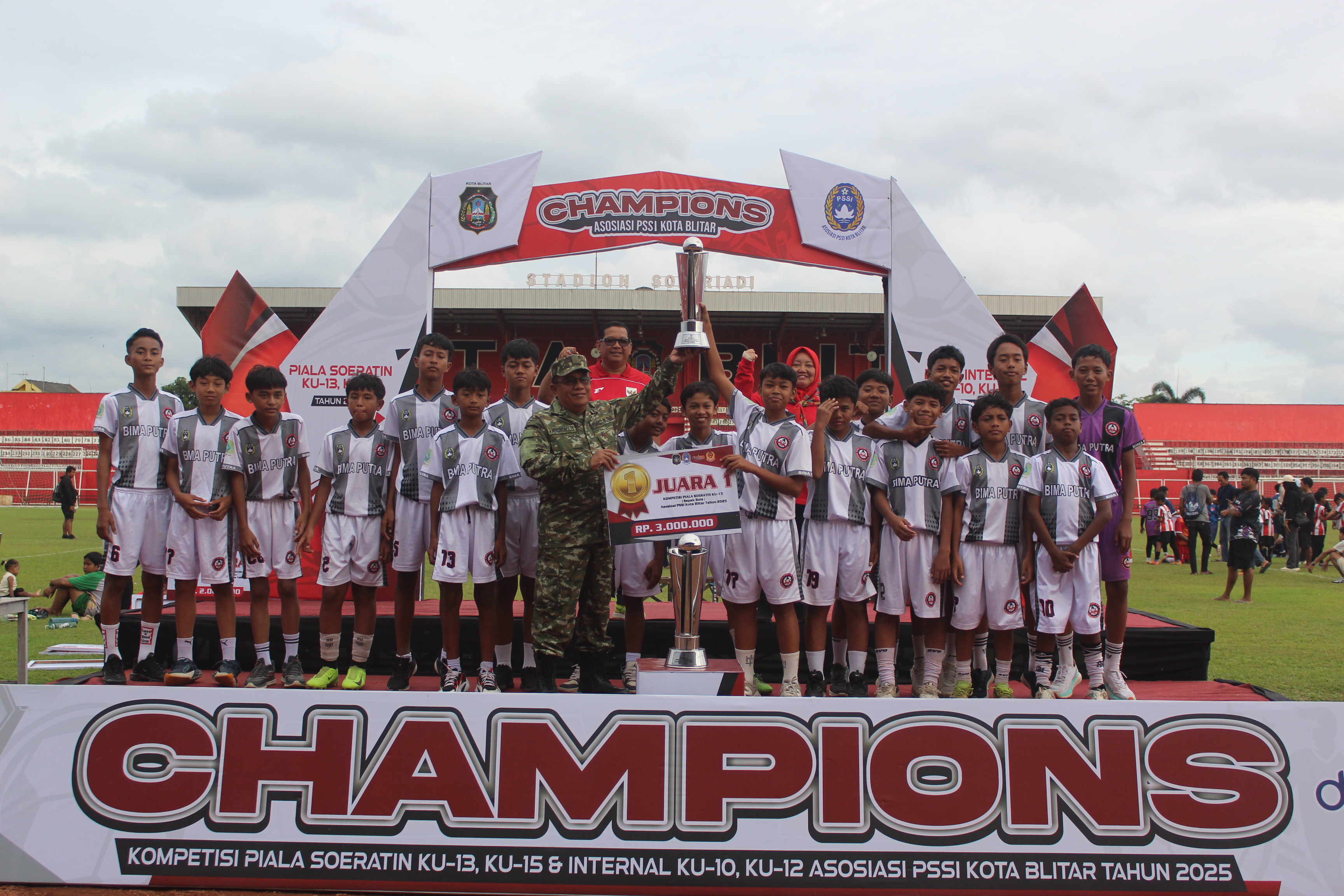 BIBIT POTENSIAL: Bima Putra KU-13 menjadi juara dalam kompetisi Piala Soeratin 2025 di Stadion Soeprijadi Kota Blitar.