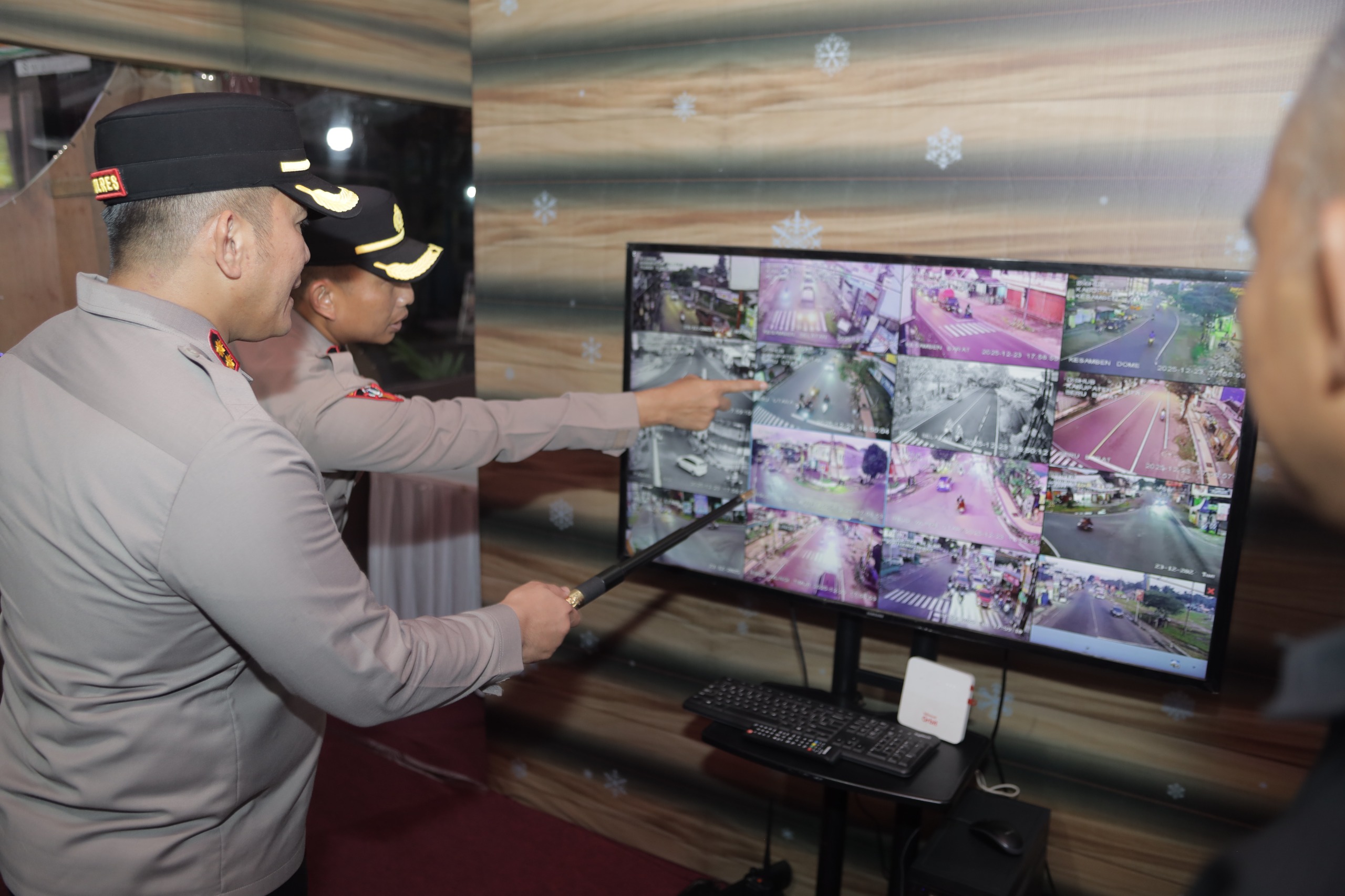 TERKENDALI: Kapolres Blitar AKBP Arif Fazlurrahman melakukan monitoring arus lalu lintas di sejumlah titik di wilayah hukumnya, dalam operasi lilin semeru, kemarin (24/12)
