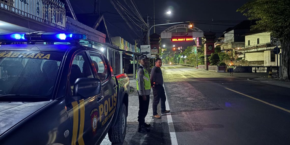 &lrm;SIAGA: Anggota Polsek Sanankulon lakukan patroli di sejumlah ruas jalan.