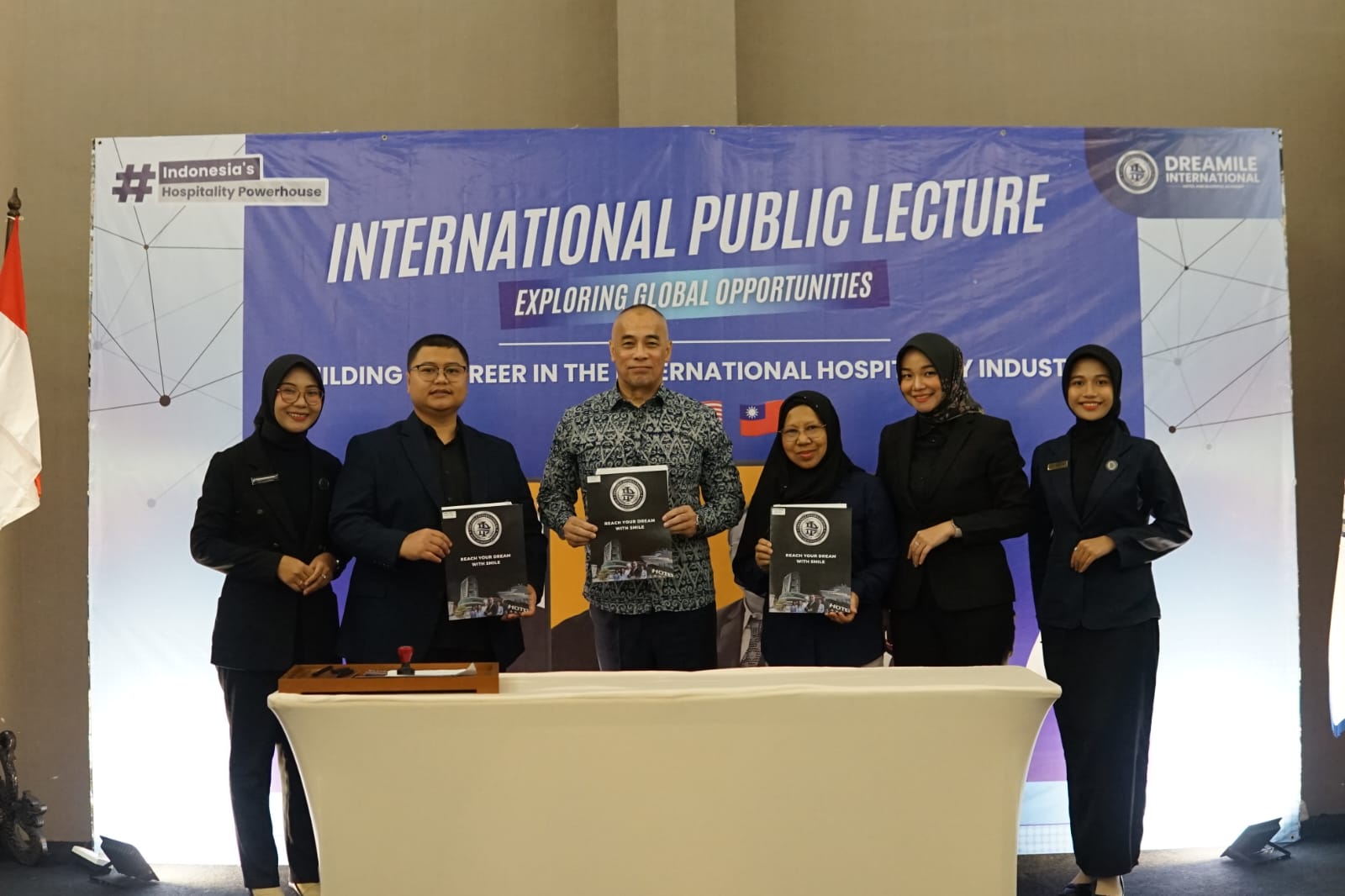 KOLABORASI : Penandatanganan MOU Dreamile International dengan Attana Hotel dan Resort Malaysia.