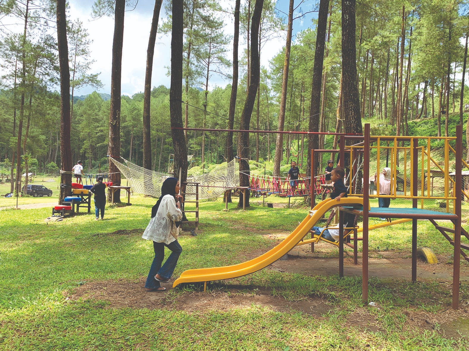 ASRI: Hutan Pinus Loji juga ada wahana permainan outbound untuk anak-anak sehingga cocok untuk liburan keluarga.