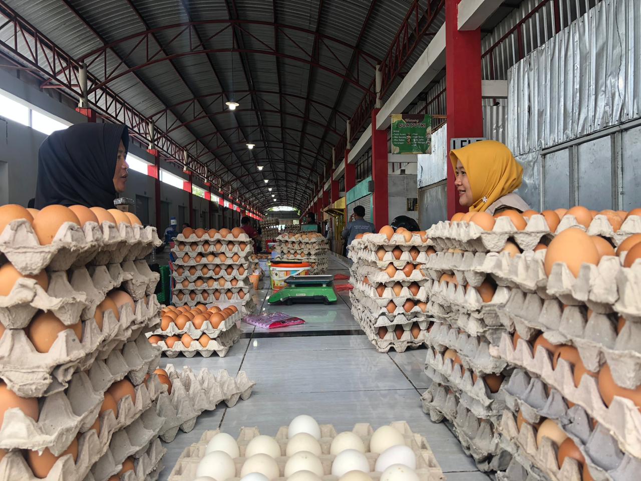 STABIL: Pedagang telur di Pasar Templek melayani pembeli, kemarin (28/12)/2025).