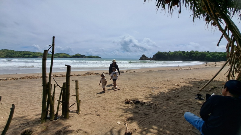 TEMPAT BERSANTAI: Kawasan wisata Pantai Serit di Desa Serang, Kecamatan Panggungrejo, menjadi salah satu daya tarik wisatawan.