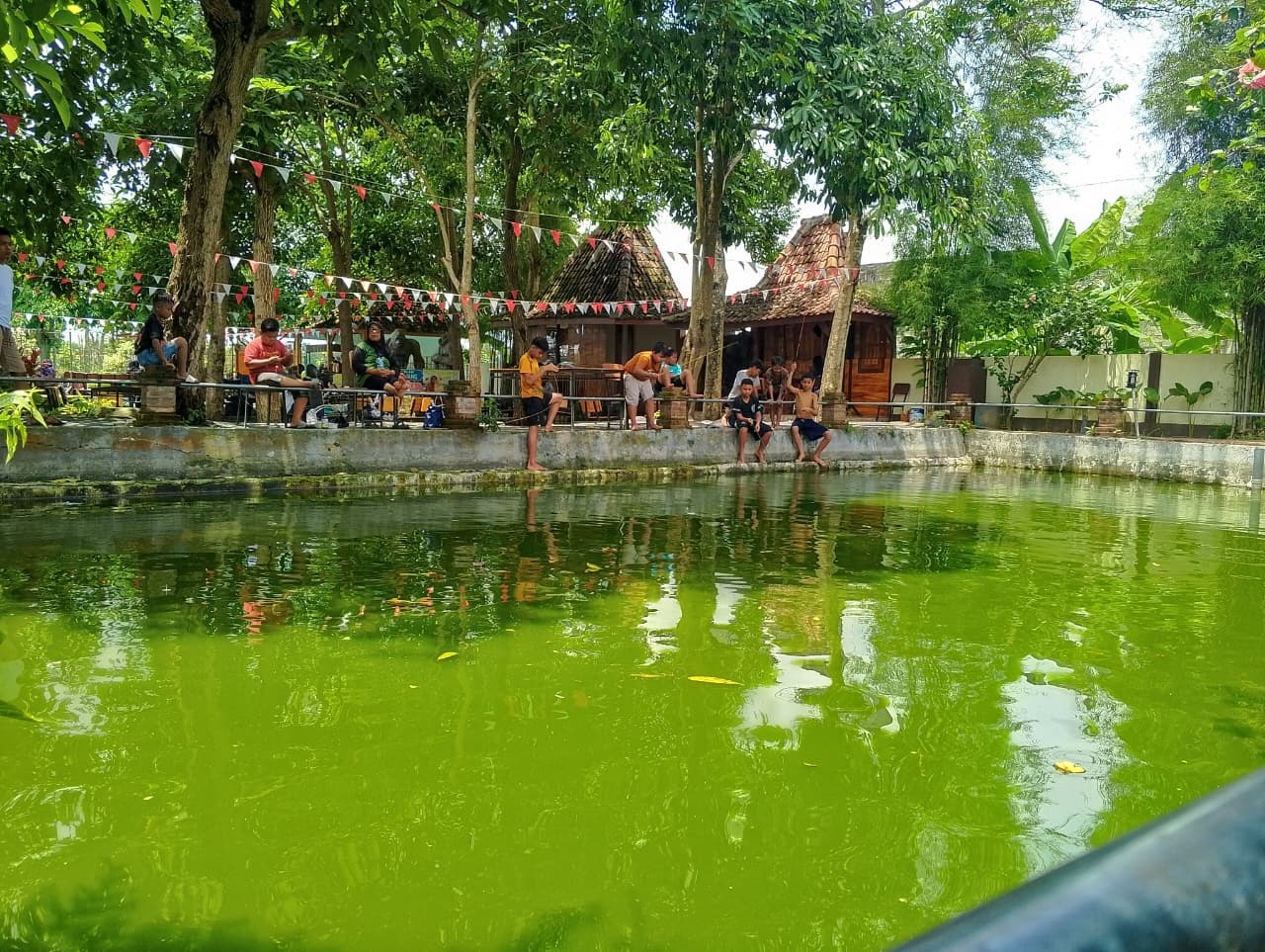 EDUKATIF: Pengunjung anak-anak menikmati spot mancing di Wisata Gurami Seduri.