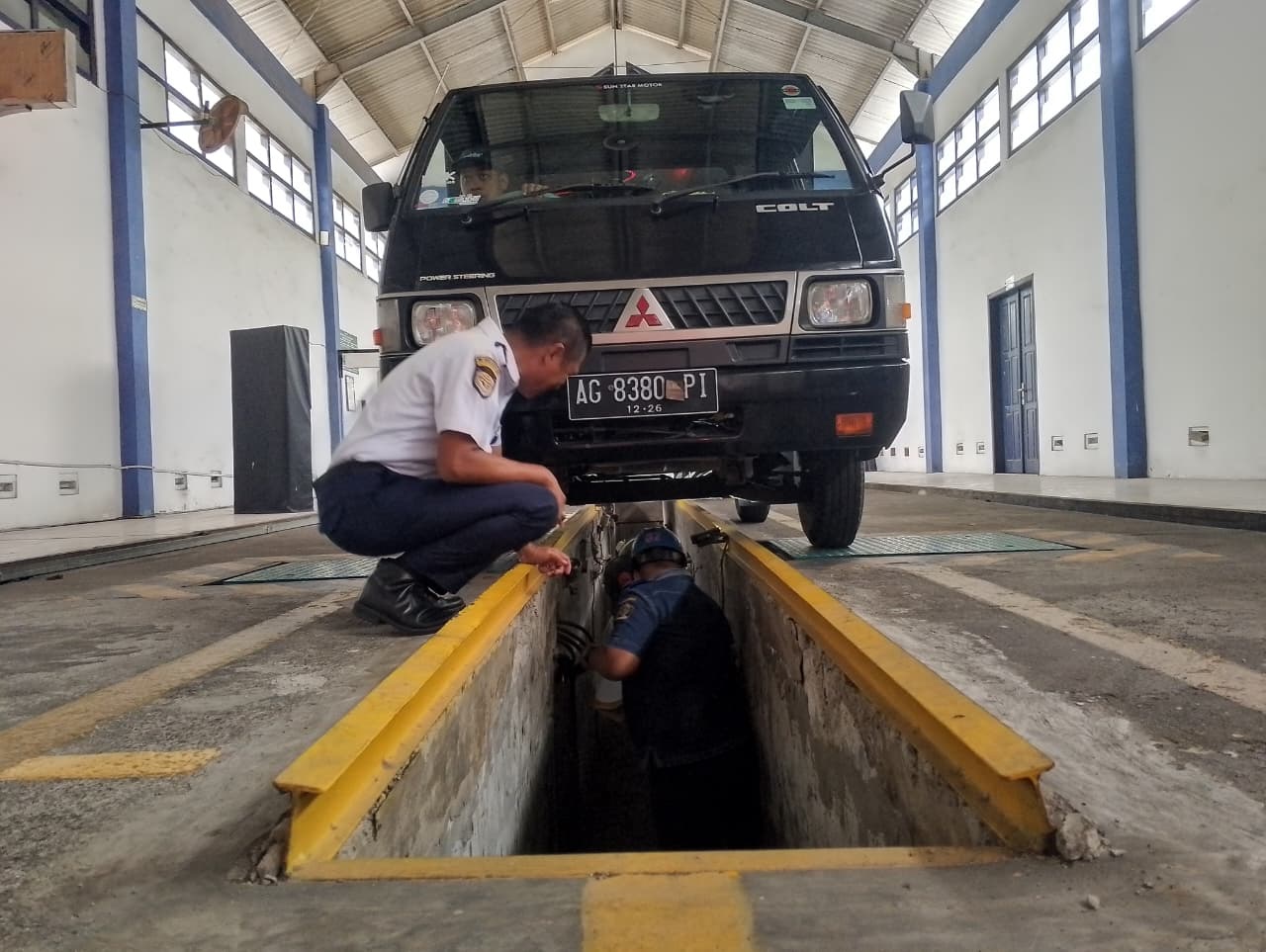 TERTIB: Sejumlah kendaraan secara tertib mengikuti uji kir supaya dinyatakan laik jalan.