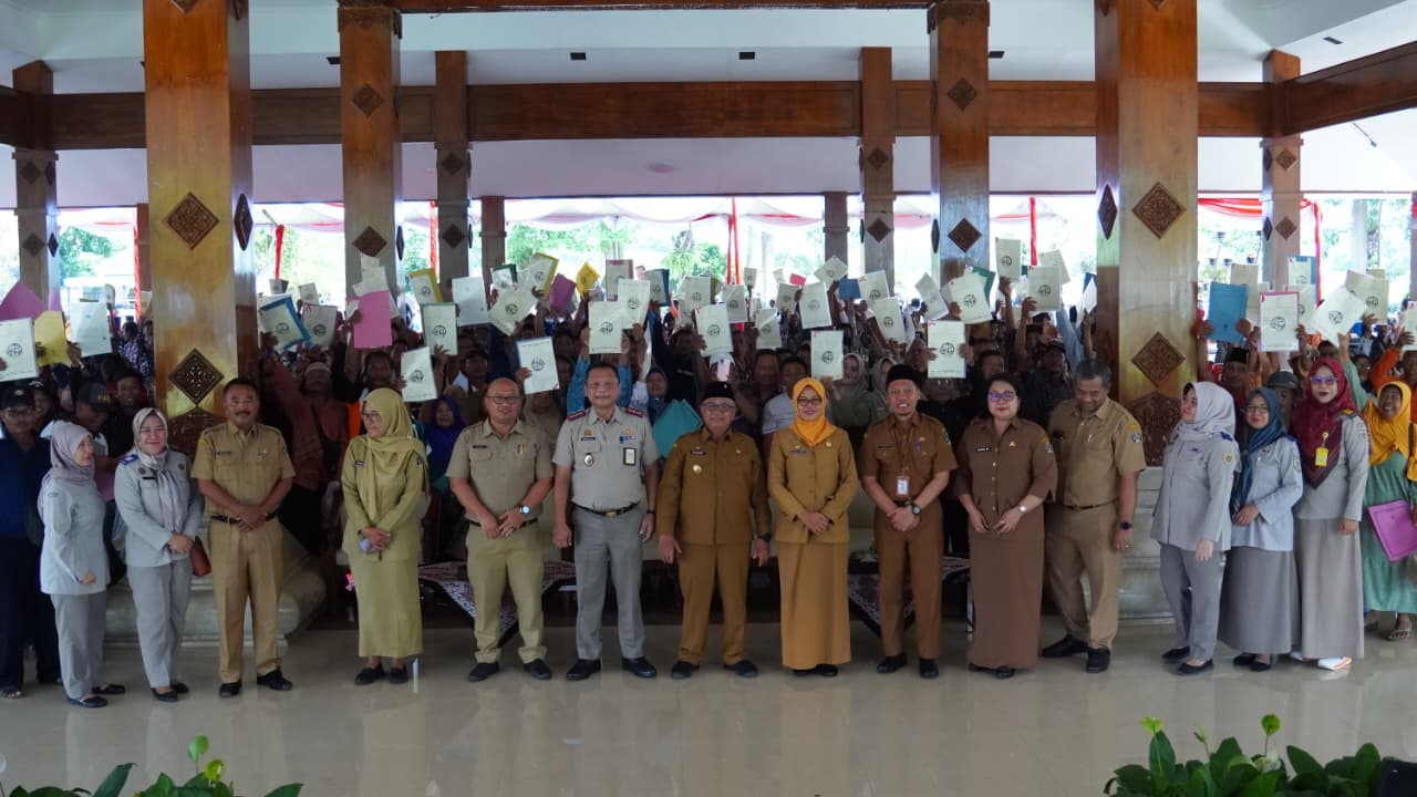 Pemkab Blitar bersama BPN Kabupaten Blitar melakukan foto, bersama masyarakat penerima sertifikat pelepasan kawasan hutan.