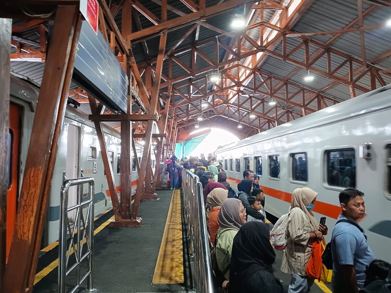 FAVORIT PENUMPANG: Ratusan penumpang naik dan turun setiap harinya di Stasiun Blitar selama masa angkutan Nataru, Jumat (2/1/2026).