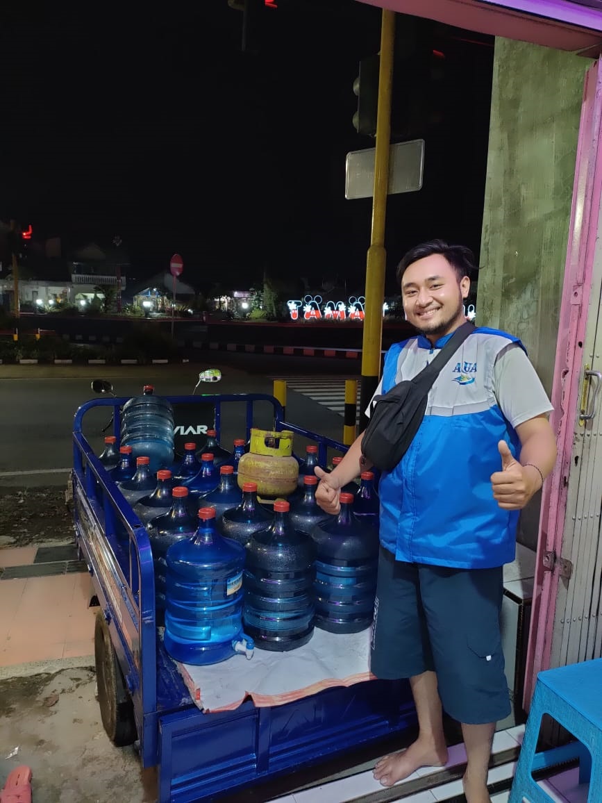 KREATIF: Pulung Wijaya mengembangkan usaha air minum dan es untuk memenuhi kebutuhan hotel, restoran hingga kafe.