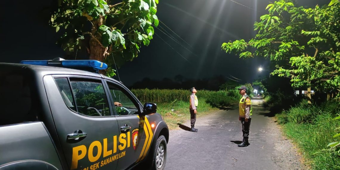JAGA: Personel Polsek Sanankulon melakukan patroli untuk cegah gangguan kamtibmas pada malam hari.