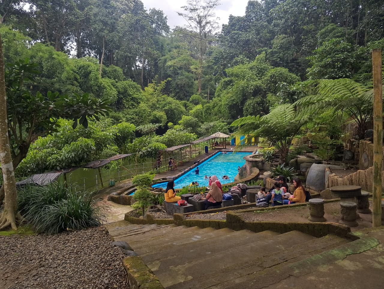 SERU: Sejumlah wisatawan menikmati keseruan di kolam renang Telaga Pacuh, Kecamatan Nglegok.