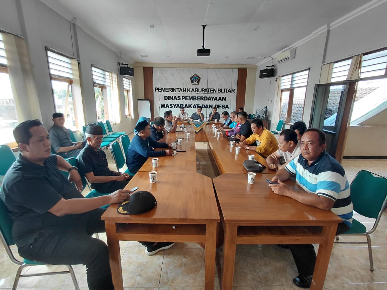 Pertemuan empat organisasi pemerintah desa, membahas pemangkasan DD dan ADD di Kantor DPMD pada Jumar (2/01)