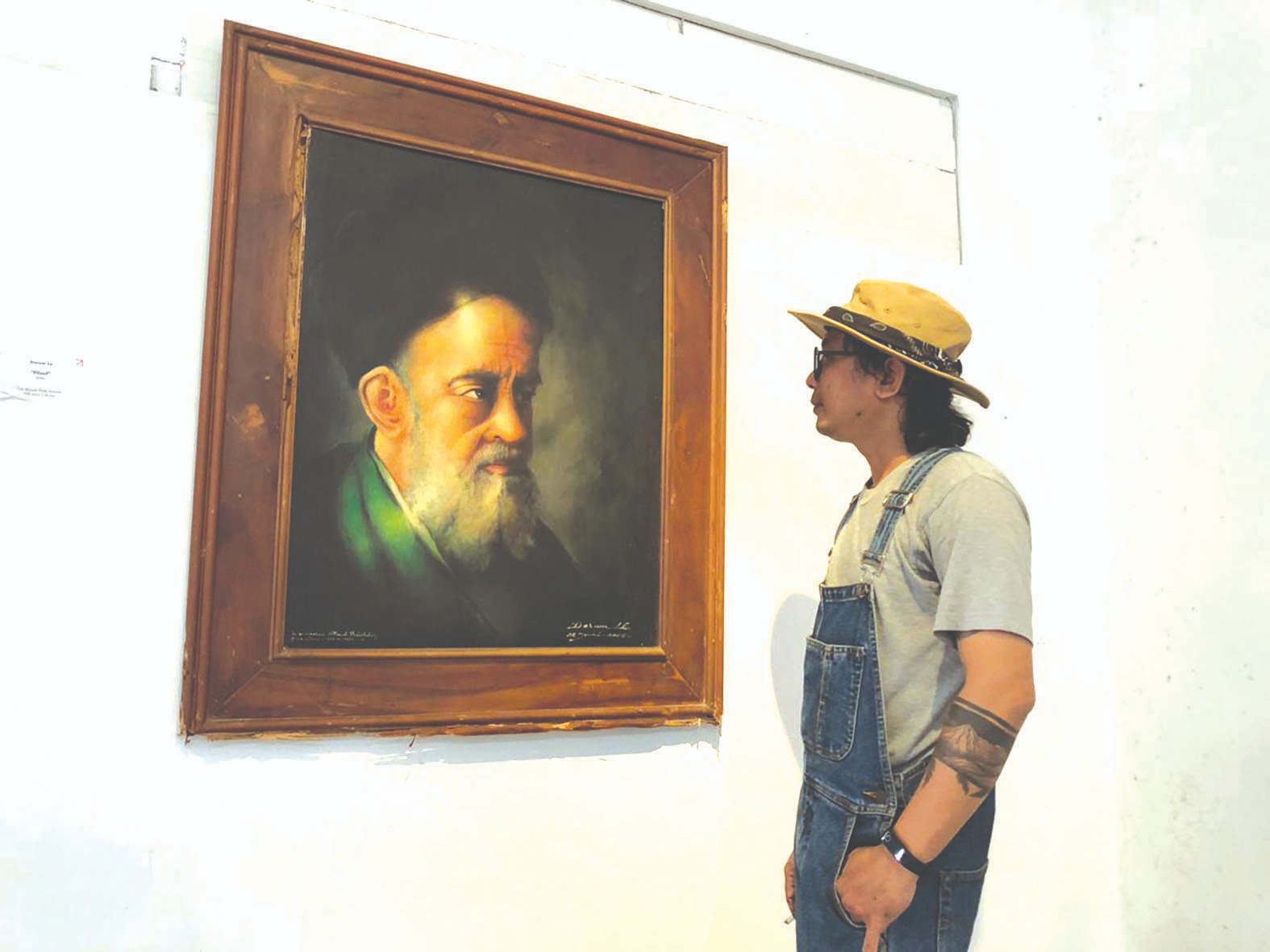 PESAN DALAM: Salah satu lukisan tentang seorang tokoh yang dipajang di Blitar Art Center.