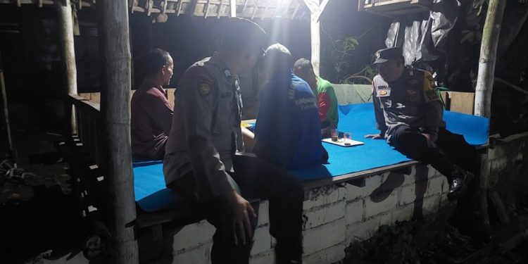 &lrm;MENCEGAH: Polisi cegah terjadinya pencurian di kawasan permukiman dengan melakukan patroli.