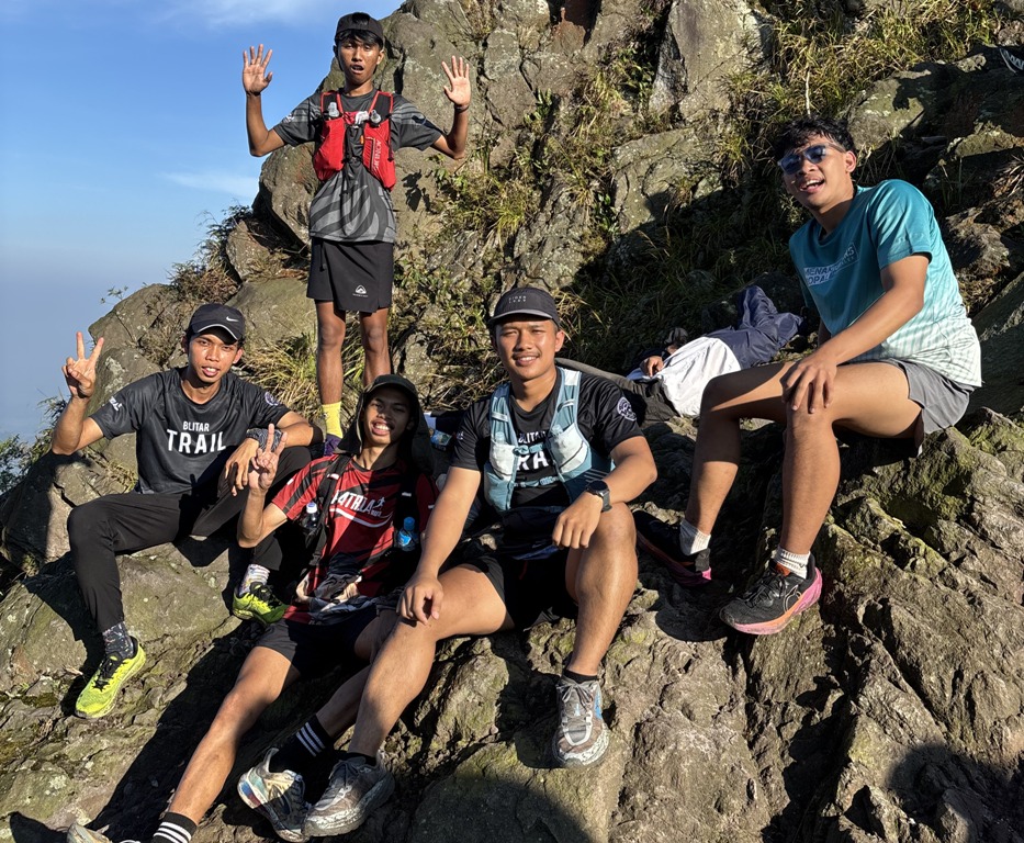 UJI ADRENALIN: Komunitas UKEL Trail ketika berlatih lari hingga puncak Gunung Kelud beberapa waktu lalu.