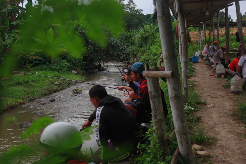 MERIAH: Aksi kumpul bareng Komunitas Blitar Micro Fishing di Dam Kuningan, Desa Kuningan, Kecamatan Kanigoro, pada Minggu (4/1/2026).