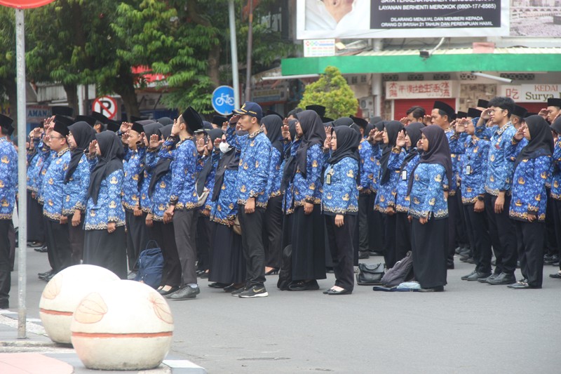 PELAYAN MASYARAKAT: Para ASN lingkup Pemkot Blitar mengikuti upacara di halaman kantor Wali Kota Blitar beberapa waktu lalu.