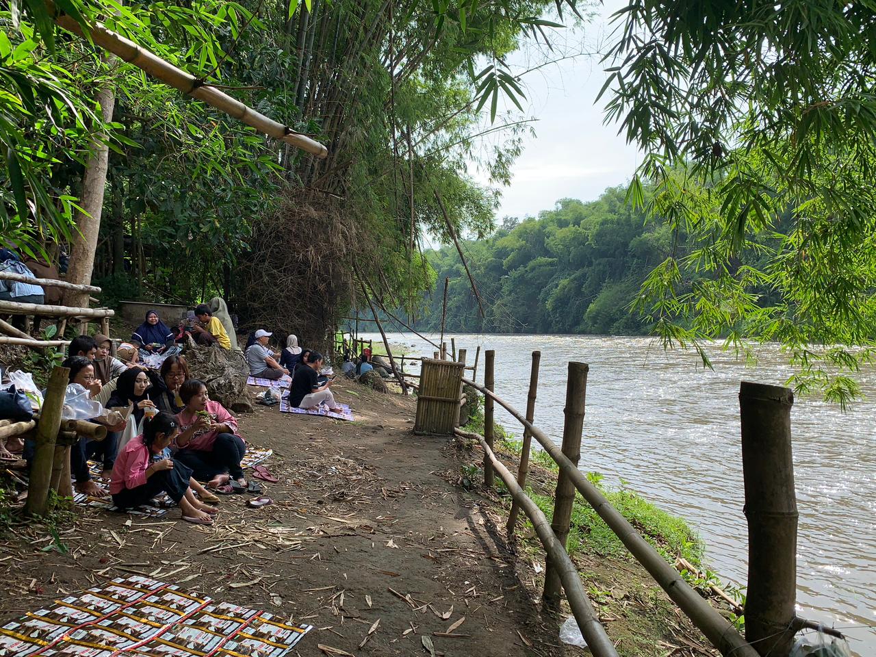 ALAMI: Pengunjung menikmati jajanan sambil duduk di tepi Sungai Brantas, di Pasar Wisata Kali Brantas, Minggu (4/1/2026)