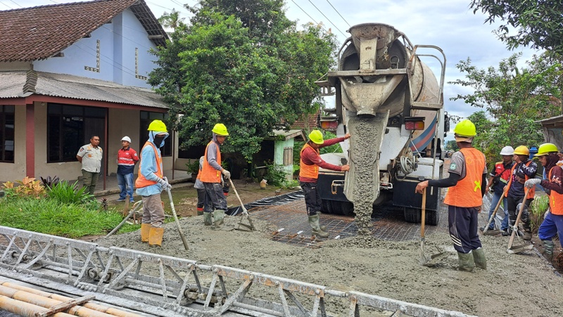 TUNTAS: Pekerja mengecor salah satu ruas jalan Kabupaten Blitar di wilayah Kecamatan Garum akhir 2025.