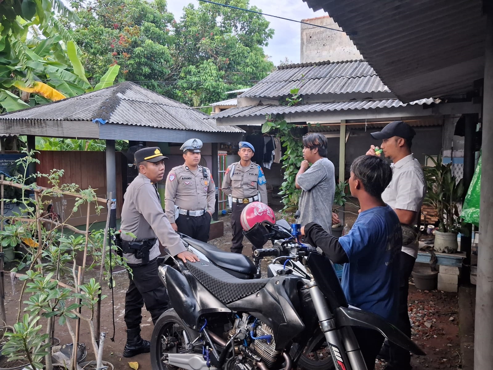 BISING: Polisi mendatangi TKP setelah warga melapor karena resah dengan knalpot brong, Senin (5/1/2026).