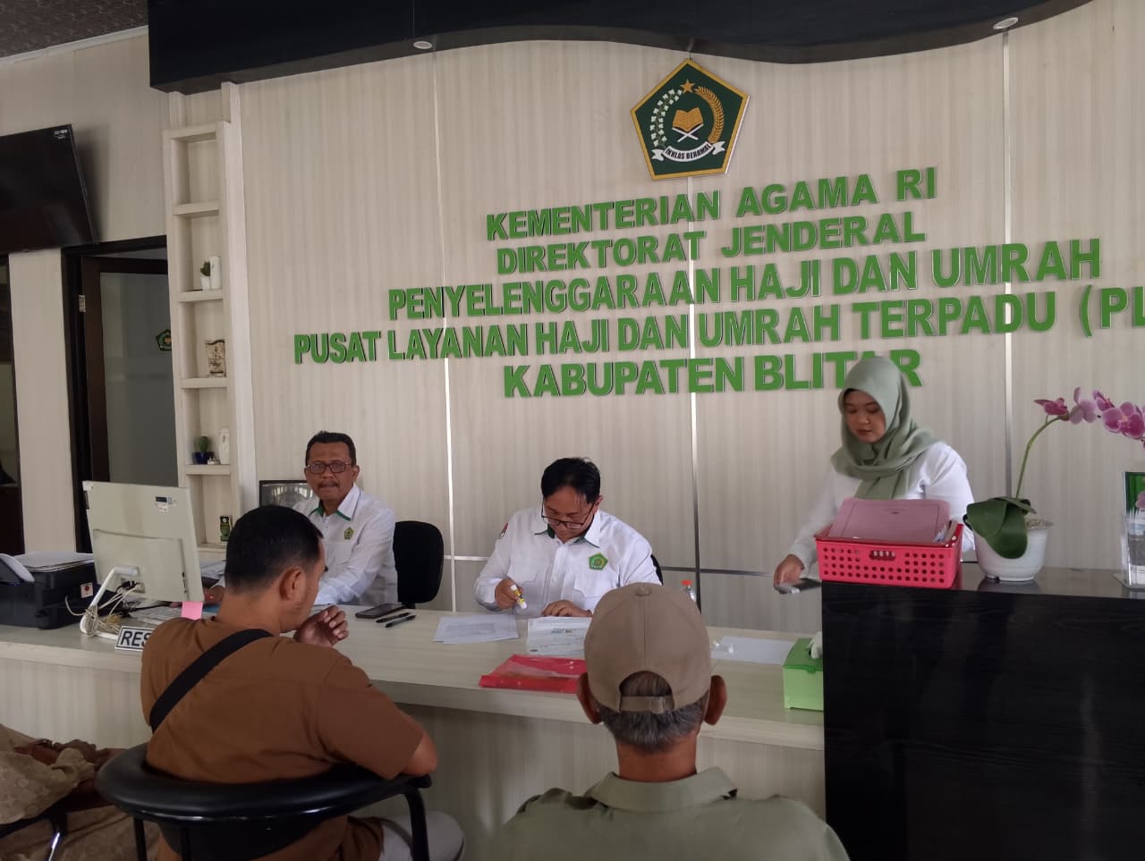 &lrm;MELAYANI: PHU Kemenag Kabupaten Blitar saat memberikan pelayanan pada CJH.