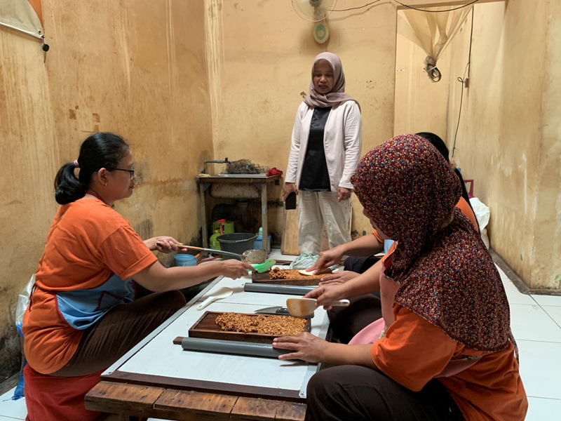 CARI PASAR BARU: Asna Rosida (berdiri) memantau produksi enting dan geti di rumah produksinya di Kelurahan Karangsari, Kecamatan Sukorejo.