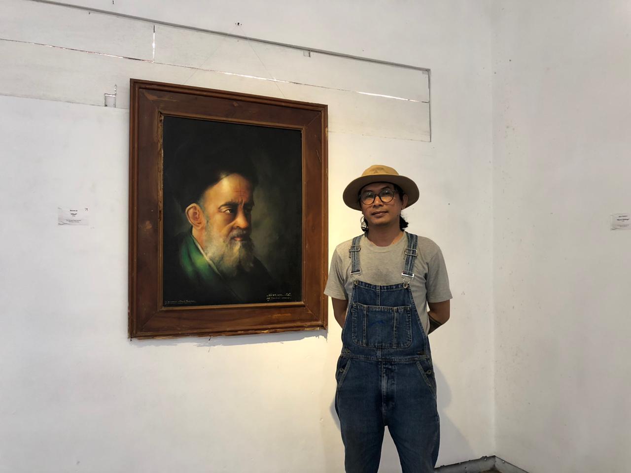 KREATIF: Seniman Blitar Art Center, Danang Sudjatnika berdiri di samping lukisan karyanya di BAC.