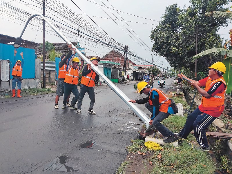 LEBIH HEMAT: DPRD Kabupaten Blitar mendorong pemkab mengganti sumber daya PJU listrik dengan tenaga surya.