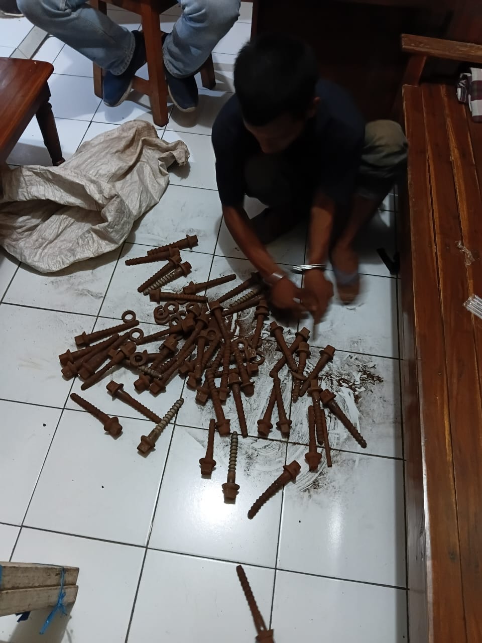 &lrm;TERCIDUK: Pelaku pencurian baut penambat bantalan rel KA di Desa Kalipucung, Kecamatan Sanankulon, yang berhasil diamankan.
