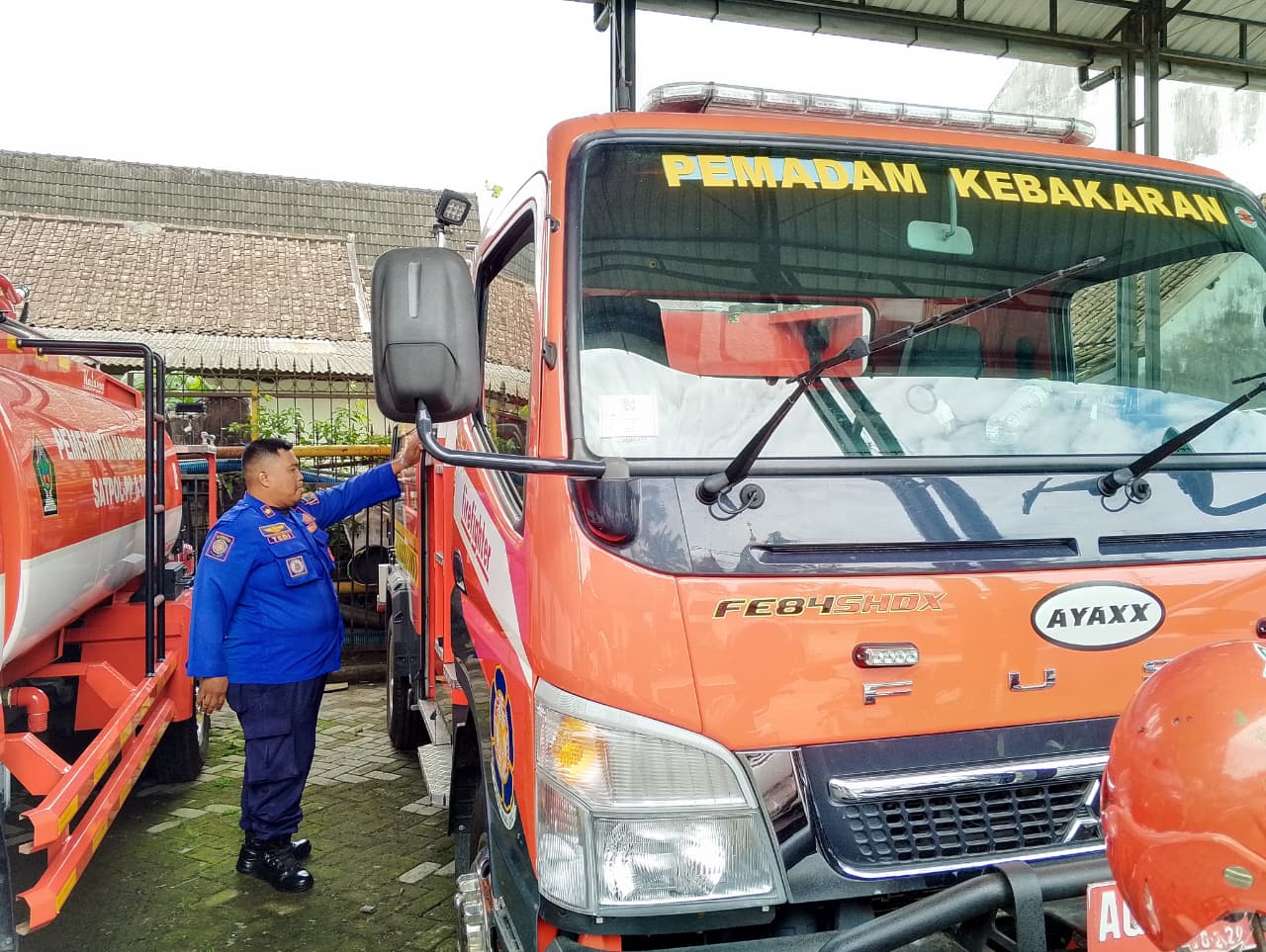 &lrm;MINIM: Petugas damkar sedang memeriksa unit armada yang dimiliki di markas komando.