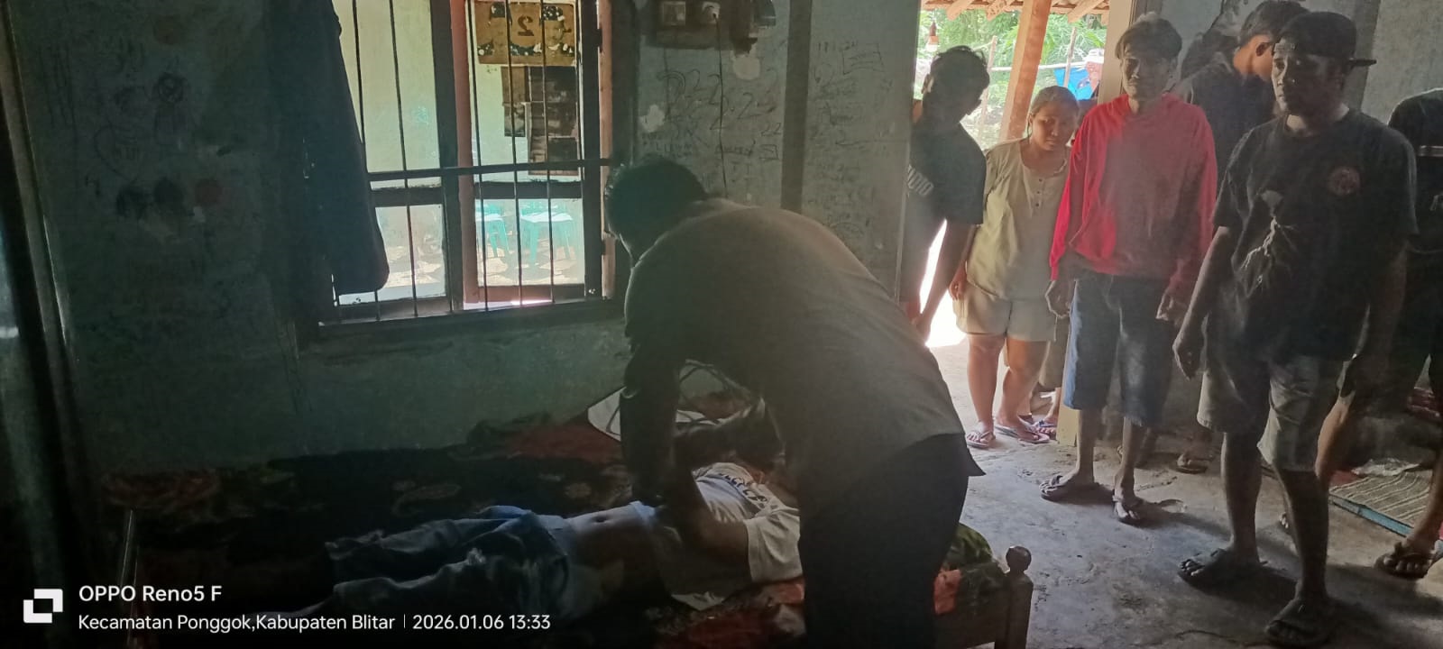 &lrm;DIDUGA DEPRESI: Pihak kepolisian saat melakukan olah TKP di lokasi kejadian.  &lrm;