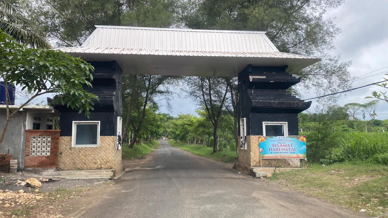 Pintu masuk Pantai Serang mulai Kamis (8/1) digratiskan sementara.