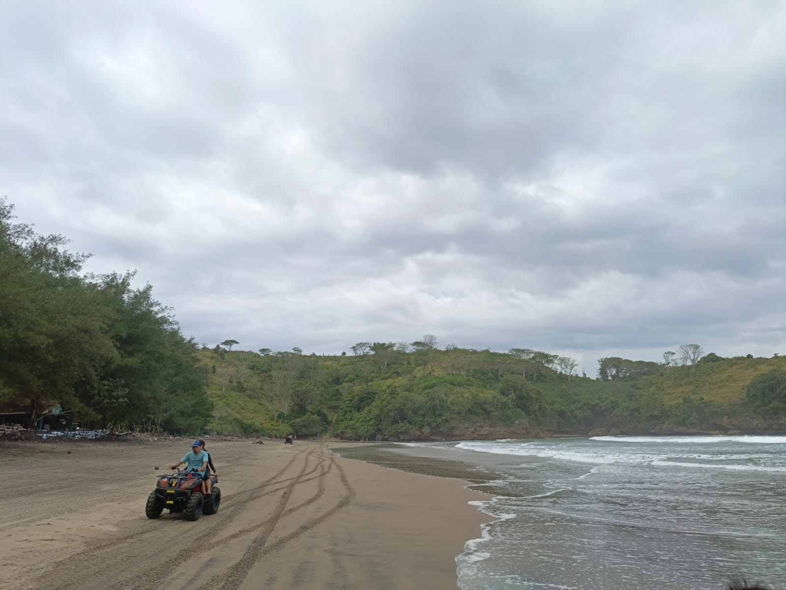 SEMENTARA GRATIS: Pengunjung menikmati fasilitas kendaraan ATV di Pantai Serang Blitar beberapa waktu lalu.