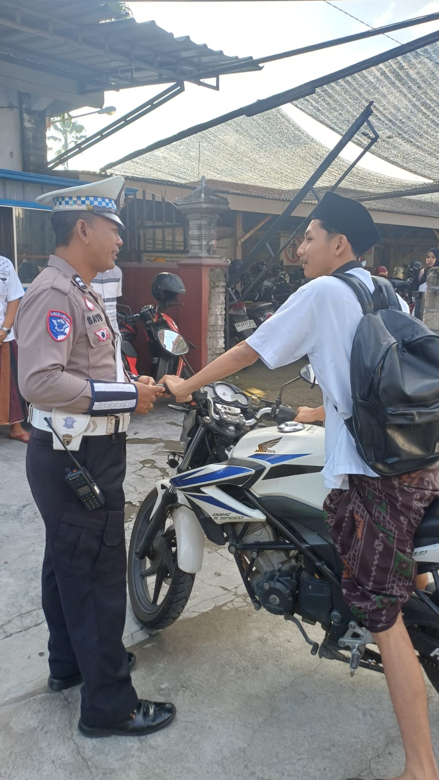 CEGAH: Anggota Polsek Srengat berikan imbauan dan patroli untuk tekan angka pelanggaran dan kecelakaan lalu lintas.