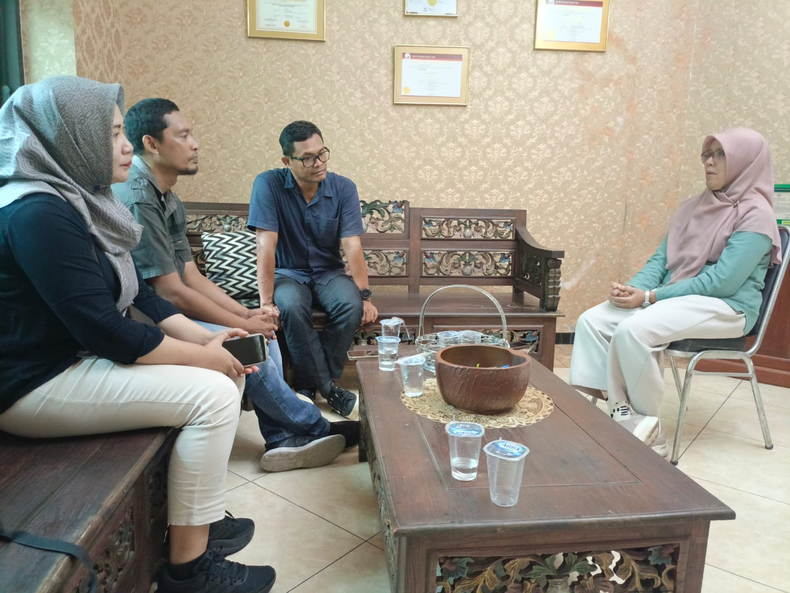 SINERGI: Tim Jawa Pos Radar Blitar diterima langsung Direktur Utama PT An Nisaa&rsquo; Husada, Hj Wiwik Hidayati ST (kanan).