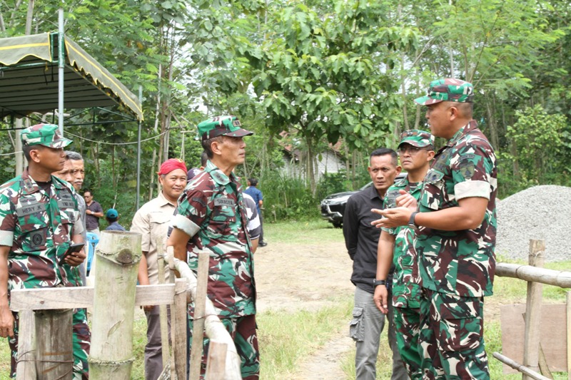 KOMPAK: Danrem 081/DSJ Kolonel Arm Untoro Haryanto bersama Dandim 0808/Blitar Letkol Inf Virlani Arudyawan saat mengecek salah satu jembatan perintis Garuda di Talun, Blitar, Sabtu (10/1/2026).