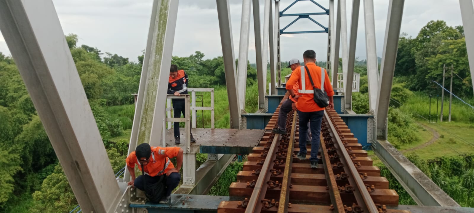 INTENSIF: Petugas KAI Daop 7 Madiun kini rajin mengecek kondisi rel usai pencurian baut penambat rel di Blitar.
