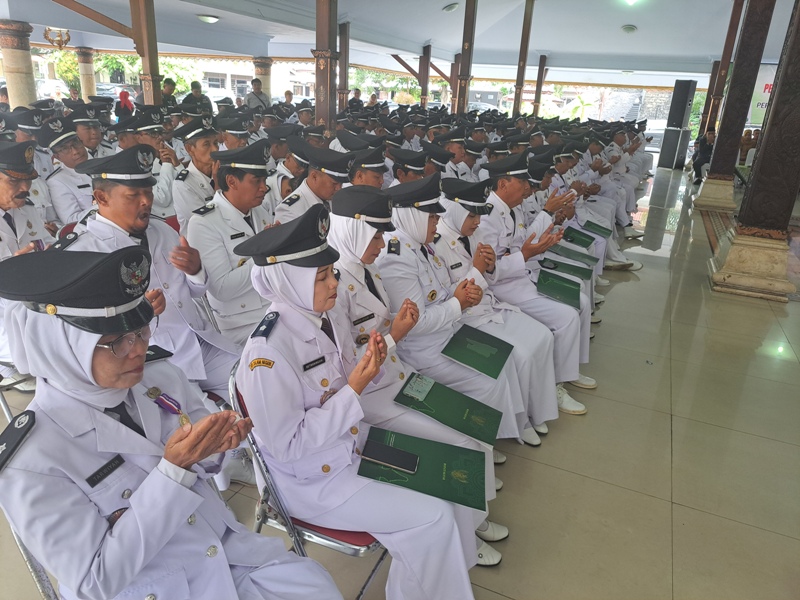 ASPIRASI: Para kades Kabupaten Blitar saat menerima SK perpanjangan masa jabatan pada 2024 lalu.