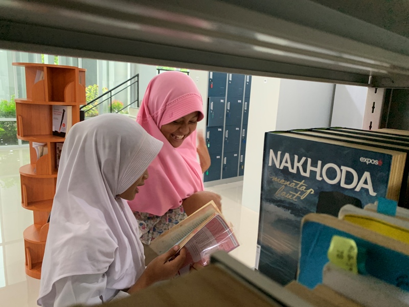 PUSAT INFORMASI: Pelajar memilih buku bacaan di Perpustakaan Daerah Kota Blitar. Tahun ini pengunjung juga bisa bersantai di Kafe Literasi.