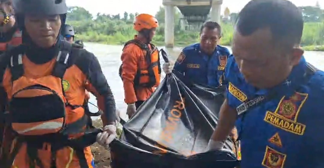 DIDUGA DEPRESI: Perempuan Blitar yang melompat ke Sungai Brantas akhirnya ditemukan usai terseret arus hingga masuk wilayah Tulungagung, Selasa (13/1/2025).