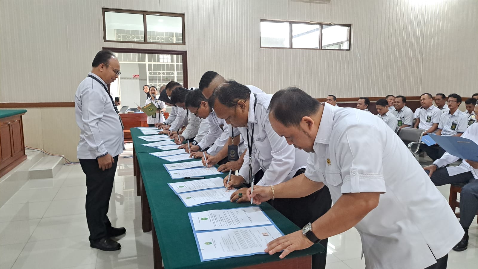 Ketua PN Blitar menjadi melihat pegawai PN Blitar dalam penandatangan perjanjian kerja.