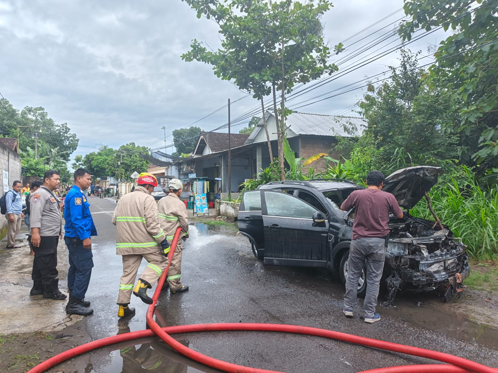 &lrm;HANGUS: Mobil MPV Chevrolet Captiva milik warga Ponggok ludes dilahap si jago merah, di Jalan Desa Sumberjo, Kecamatan Sanankulon. &lrm;