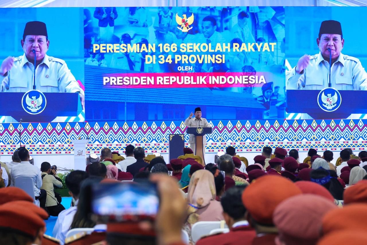 Wamen ATR/BPN Ossy Dermawan dampingi Presiden Prabowo luncurkan 166 Sekolah Rakyat untuk pendidikan inklusif anak tidak mampu.