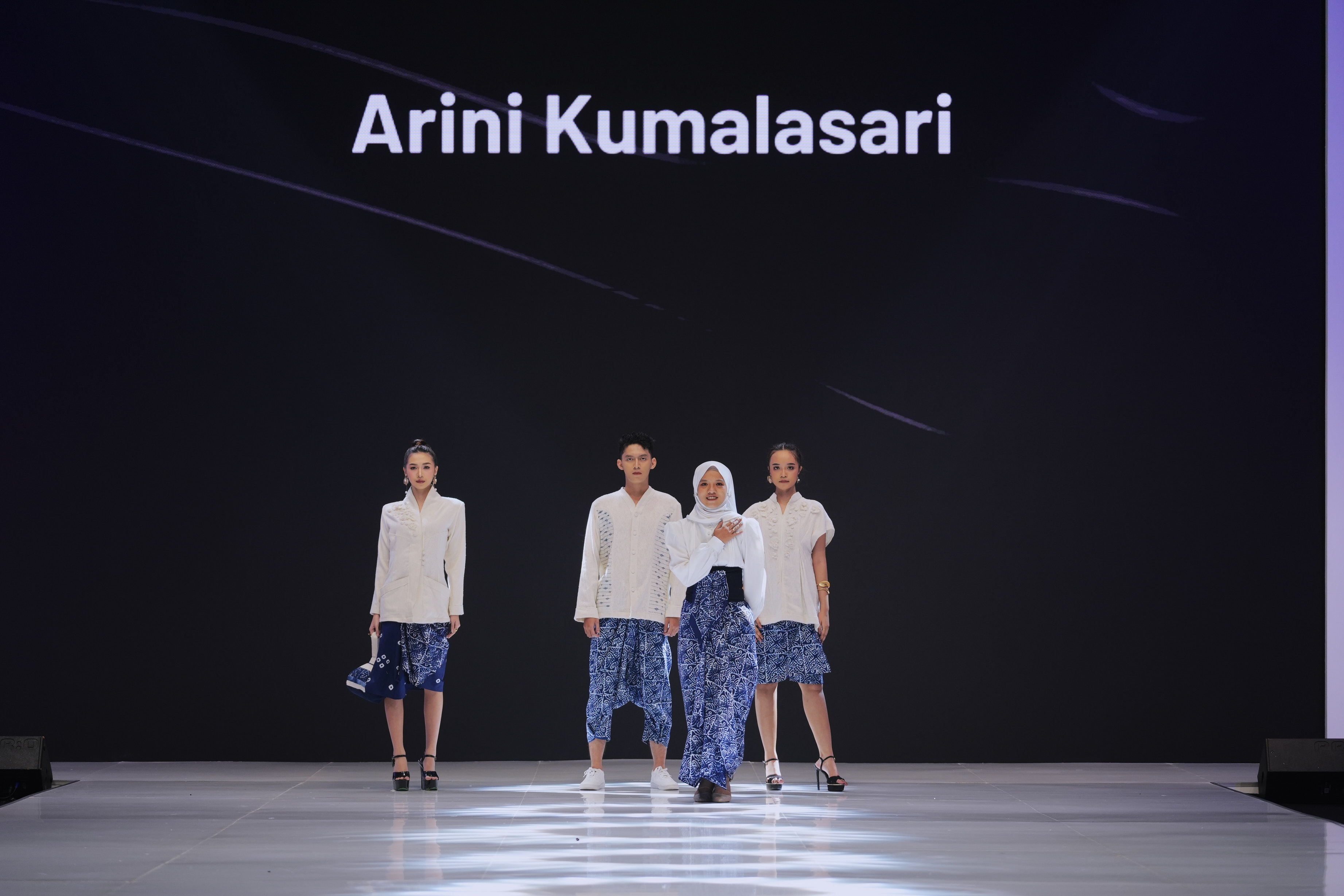 KREATIF: Arini Kumalasari (dua dari kanan) bersama beberapa model yang memperagakan salah satu karya busananya di Jogja Fashion Designer Competition 2025.