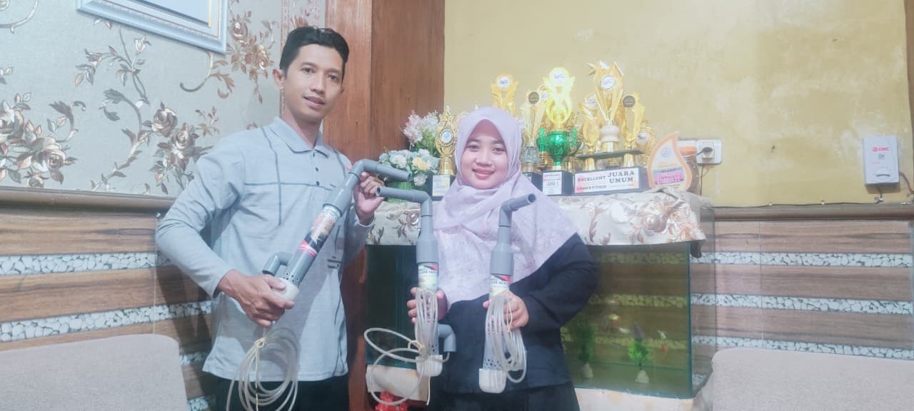 PENUH EKSPERIMEN: Alfin Salam menunjukkan rakitan pompa air hemat listrik yang memenangi lomba Inotek Kota Blitar 2025.