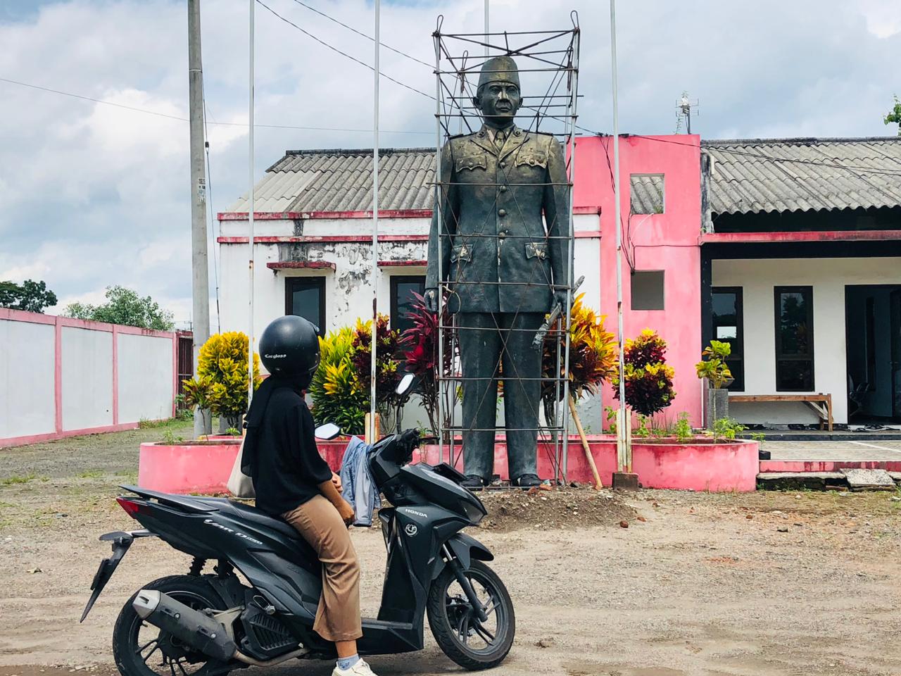 DIPINDAH: Penempatan patung Bung Karno di depan pintu masuk Sirkuit Sentul yang dibawa dari Istana Gebang.